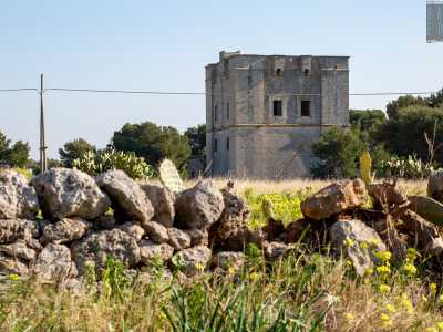 L�edificio, dalle mura massicce e compatte, si articola su due piani. In pietra tufacea di colore grigio, pare quasi una torre di avvistamento...